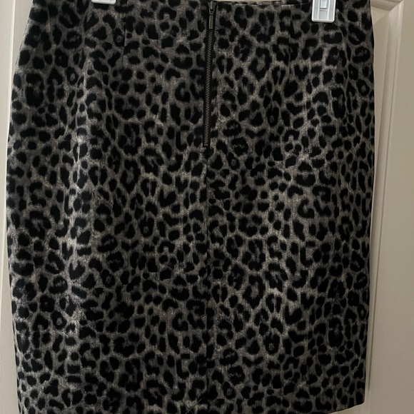 Cabi size 8 cheetah animal print stretch pocket exposed zipper skirt - Picture 4 of 6